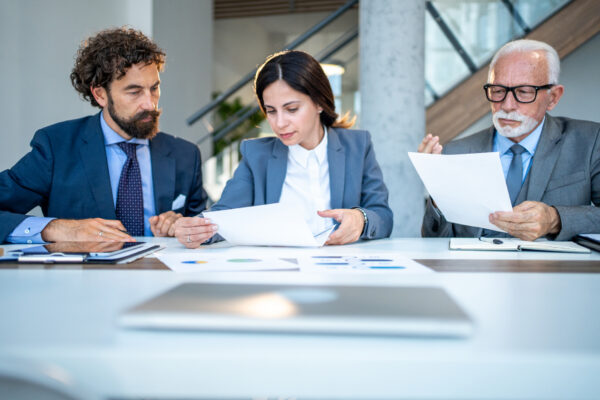 Multi-branch KPI reporting cadence: what directors should review daily, weekly and monthly in 2026